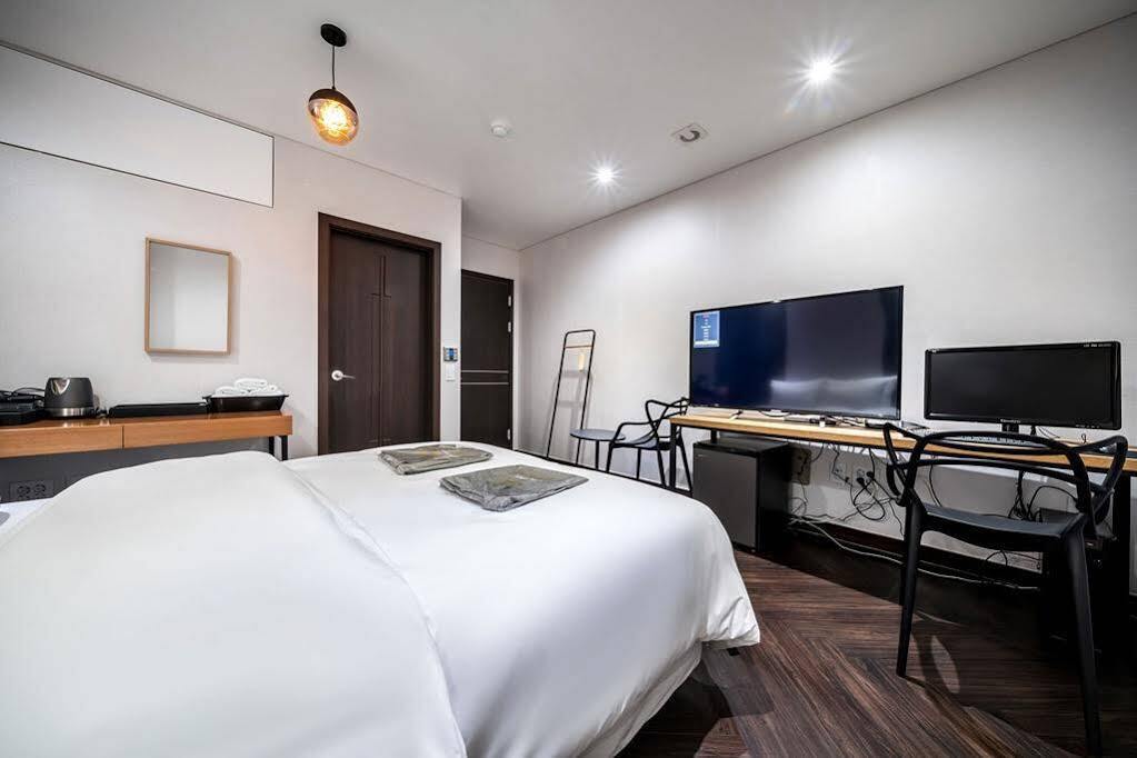 The Hotel Bon Suwon Exteriör bild