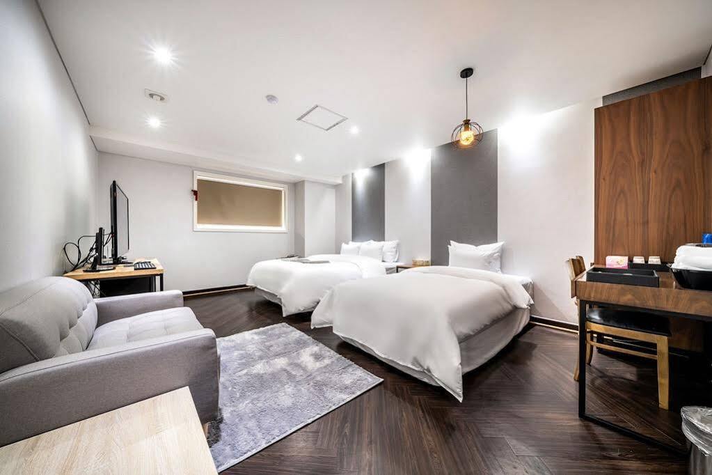 The Hotel Bon Suwon Exteriör bild