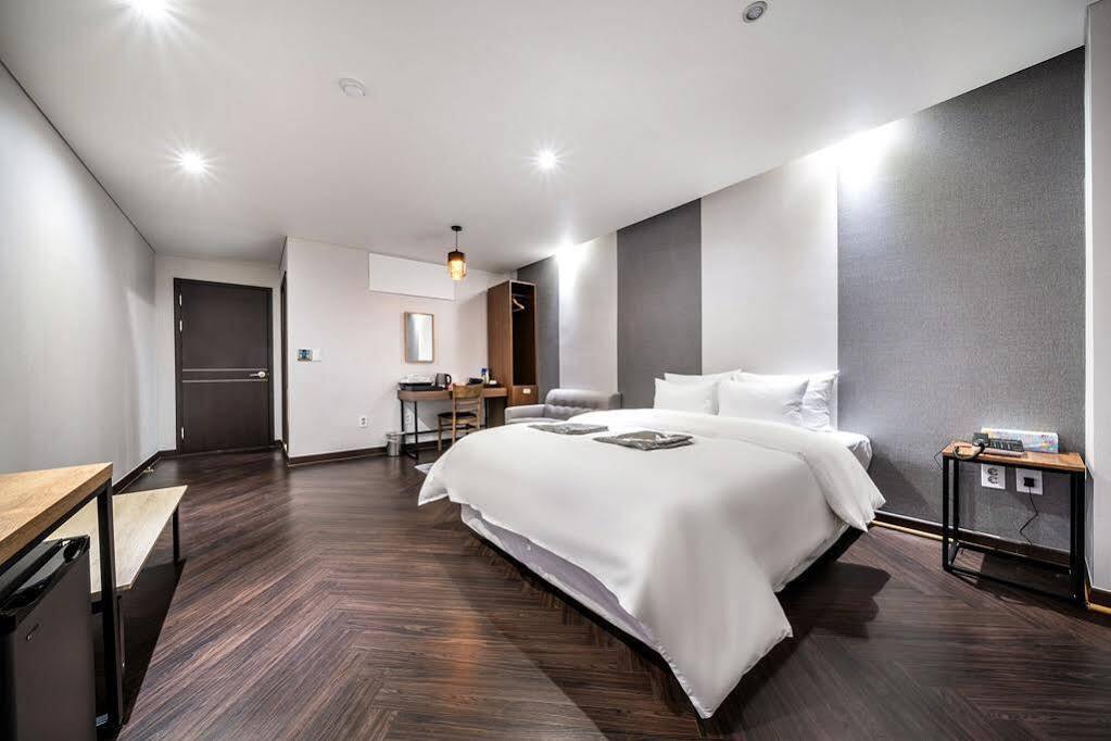 The Hotel Bon Suwon Exteriör bild